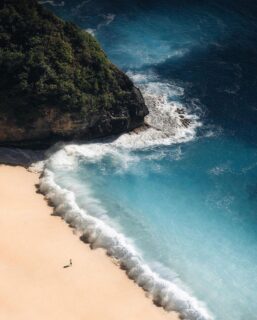Weekend plans? Island hopping! 🏝️ Indonesia's accessible island chains allow travellers in search of blissful beach scenes and tropical adventure to island-hop to their heart's content. We are super excited to hear about the new @jtrip_fastboat that goes directly from Sanur, Bali — Nusa Penida — South Lombok in 2.5 hours 🛥️ 

.
.
.

.

#TampahHills #TampahHillsLombok 

#exploreindonesia #indonesia #pesonaindonesia #wonderfulindonesia #explore #indotravellers #like #ayodolan #photography #travel #folkindonesia #luxuryescapes #luxurytravel #travel #interior #travelgram